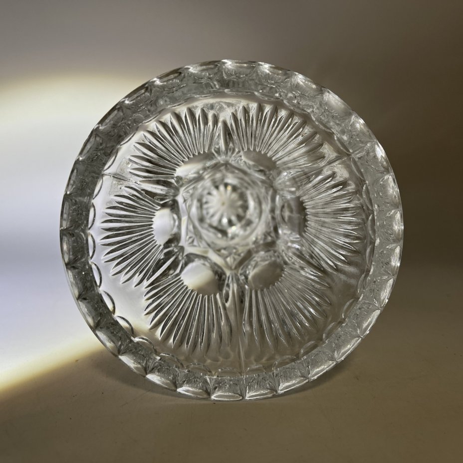 Миниатюрная ваза с резным декором