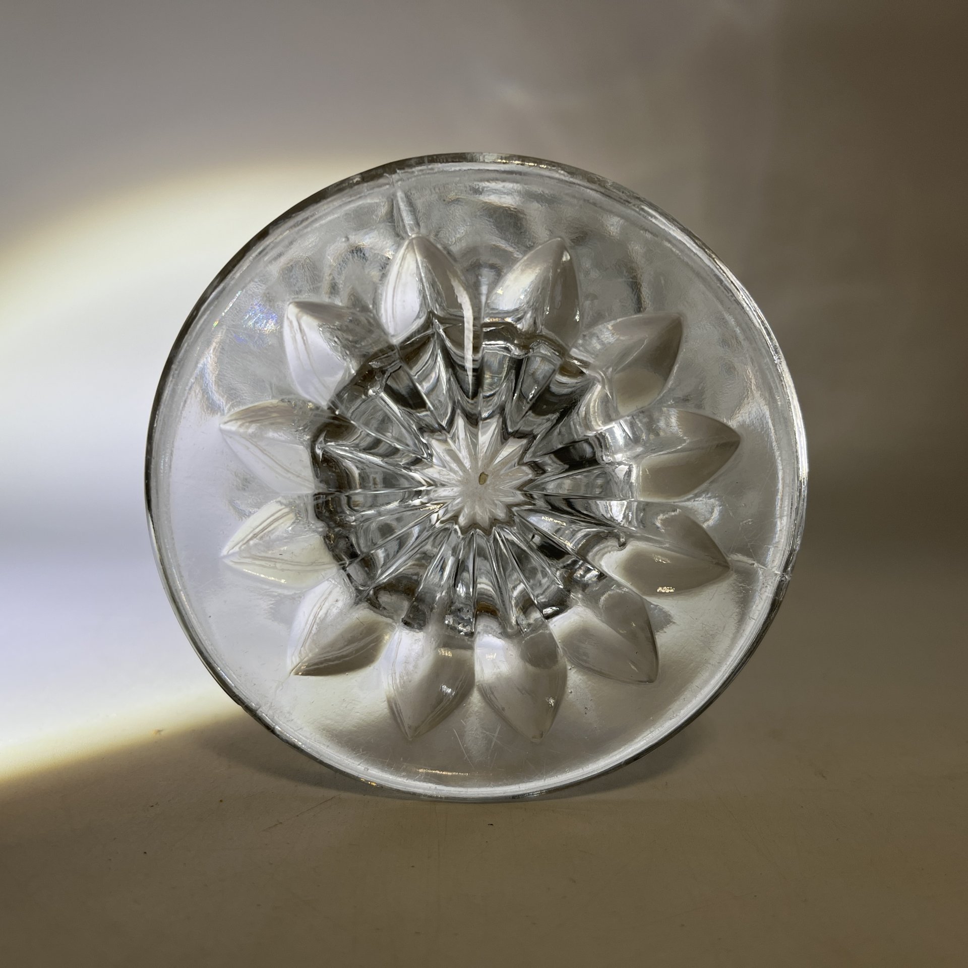 Миниатюрная ваза с резным декором