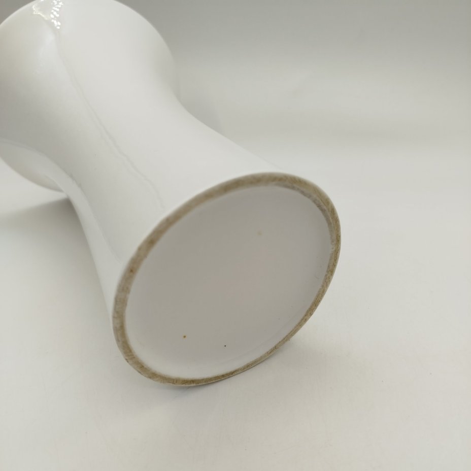 Ваза для цветов вытянутой формы с широким горлом