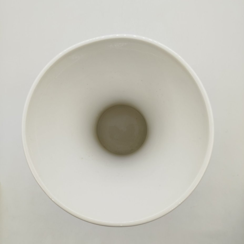 Ваза для цветов вытянутой формы с широким горлом