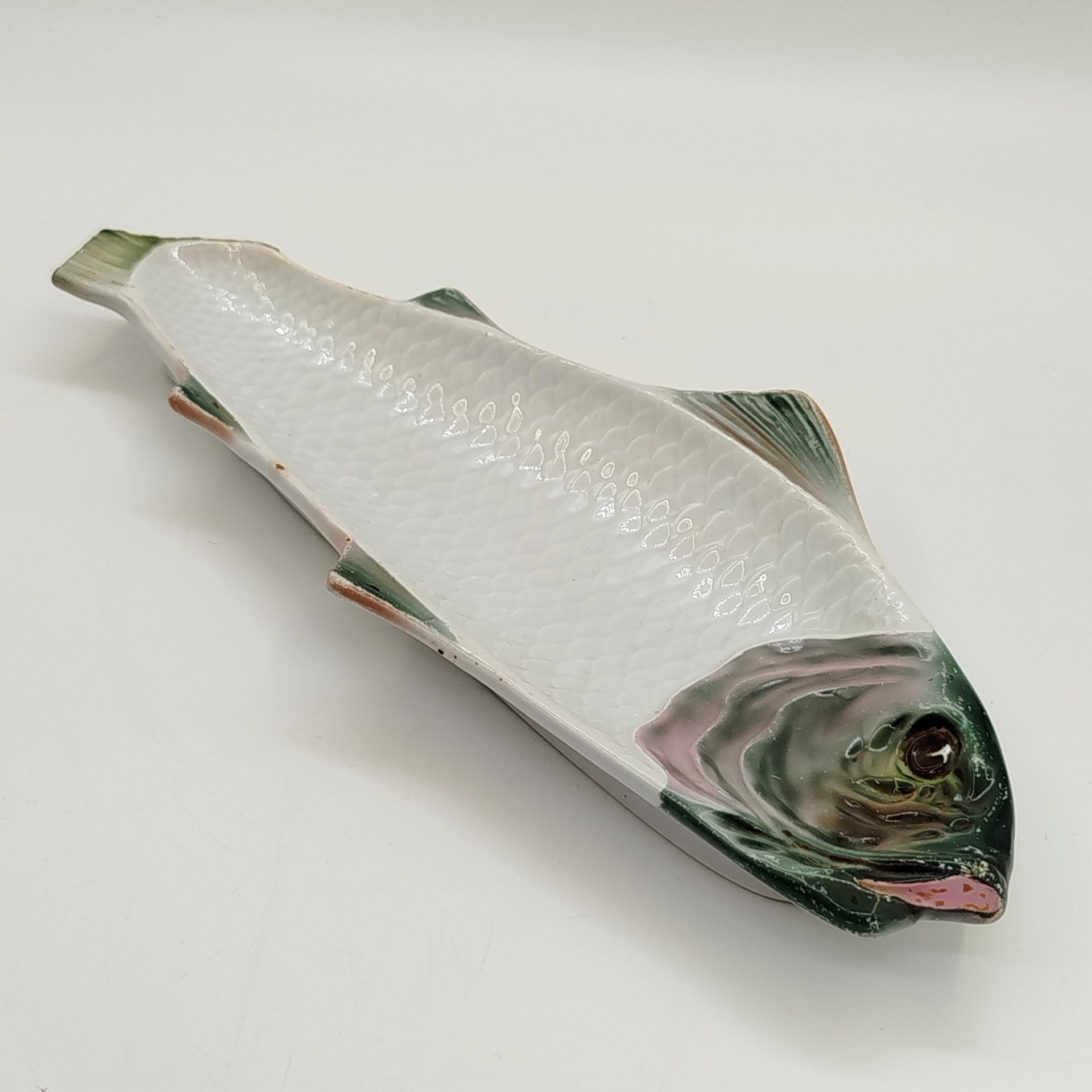 Блюдо сервировочное "Рыба", фаянс, Товарищество М.С. Кузнецова, Российская империя, 1889-1917 гг.
