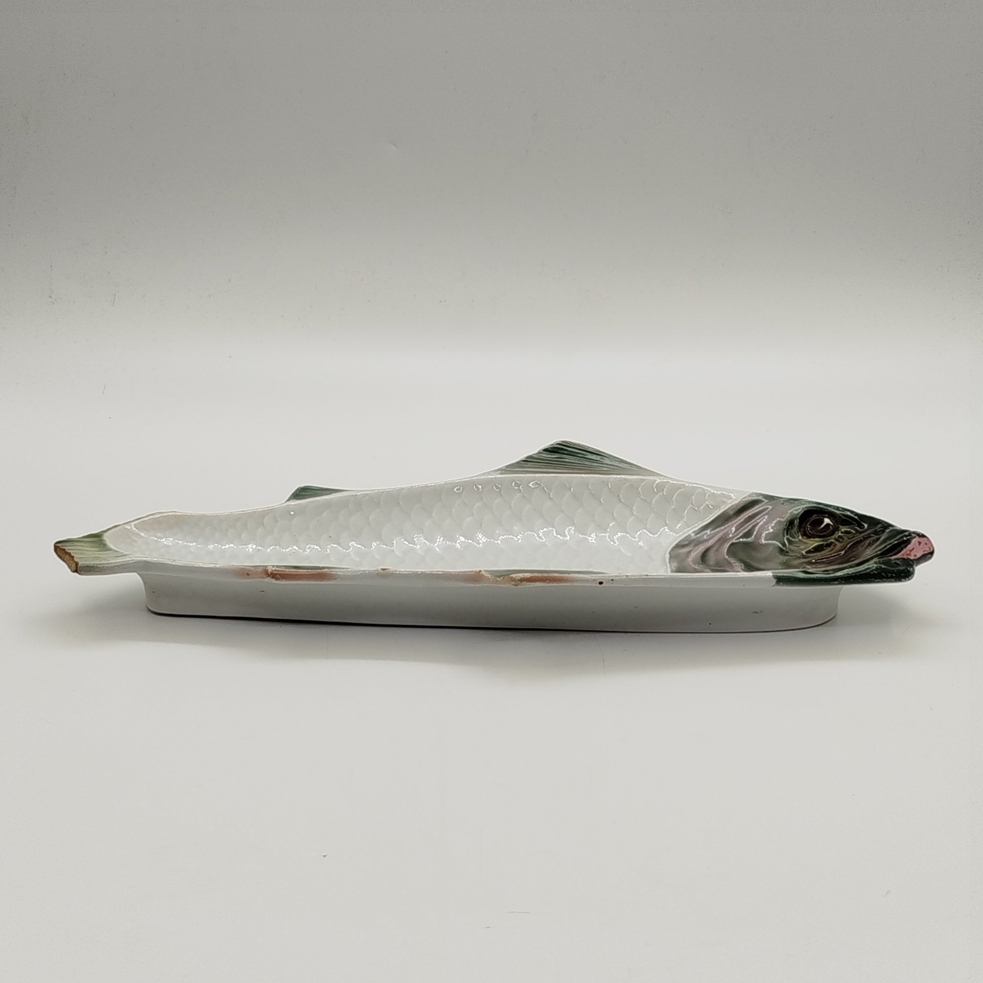 Блюдо сервировочное "Рыба", фаянс, Товарищество М.С. Кузнецова, Российская империя, 1889-1917 гг.