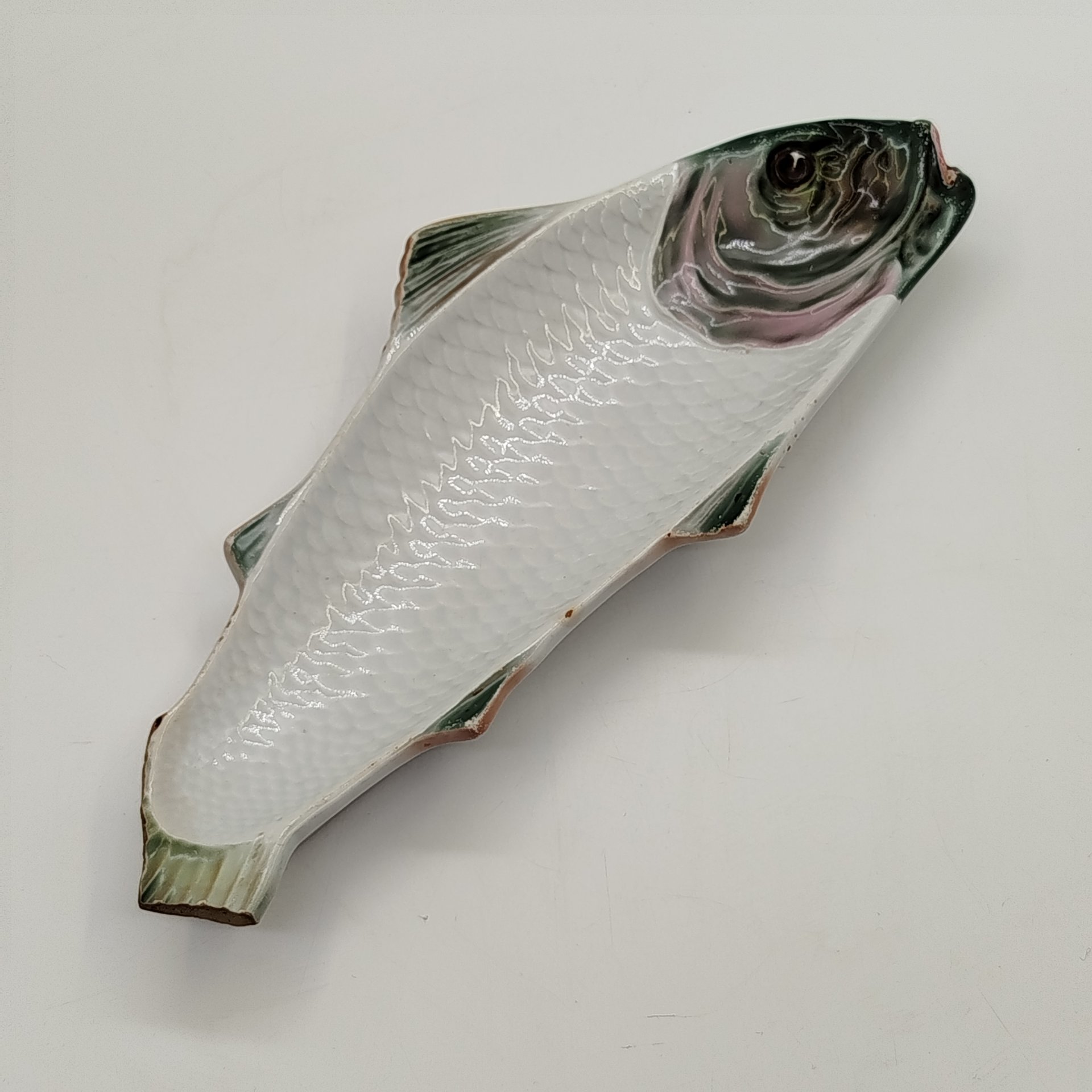 Блюдо сервировочное "Рыба", фаянс, Товарищество М.С. Кузнецова, Российская империя, 1889-1917 гг.