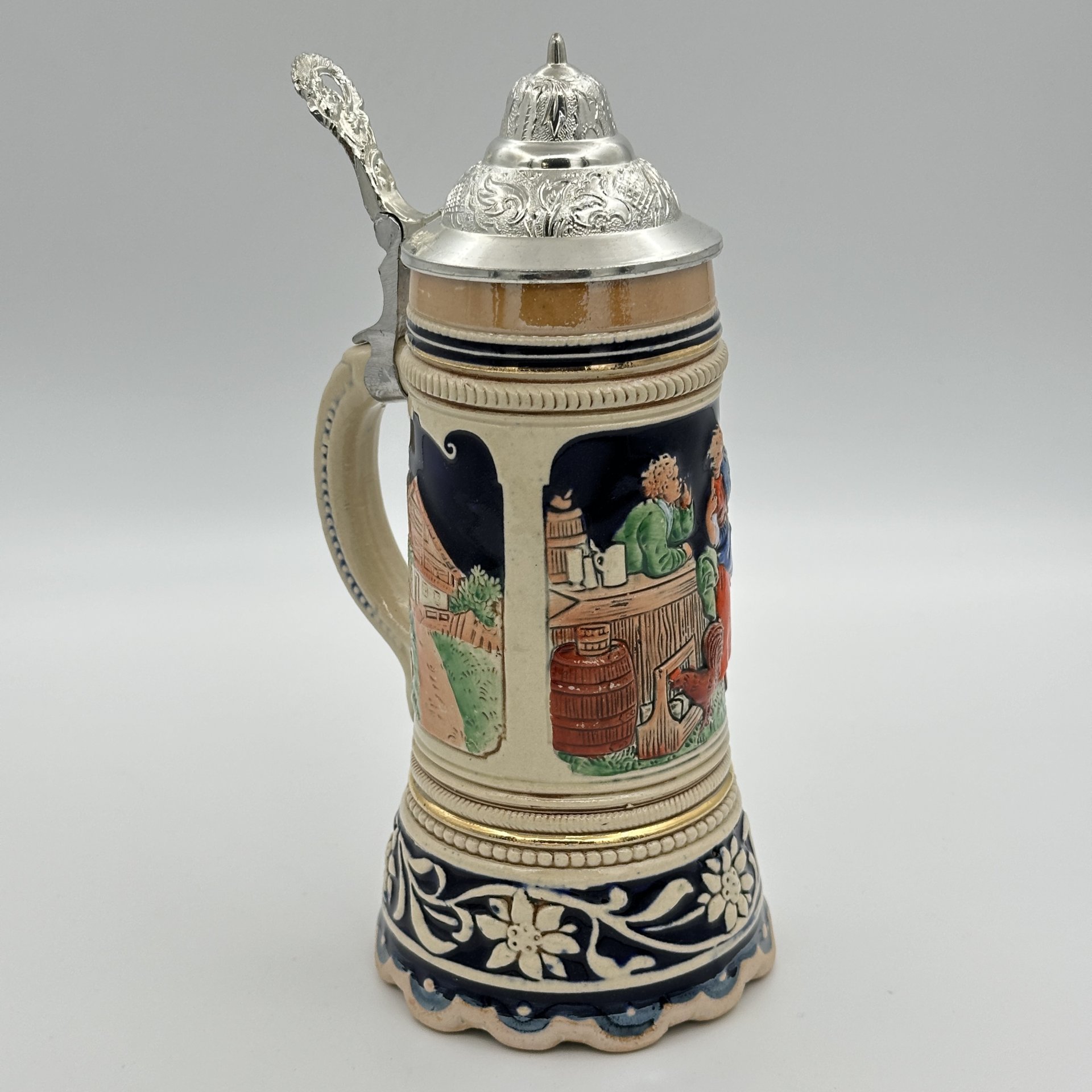 Кружка пивная  с изображением трактирной сценки (Трактирщик и кумушка), керамика, рельеф, люстр, крышка - олово, Marzi & Remy, Marzi & Remy