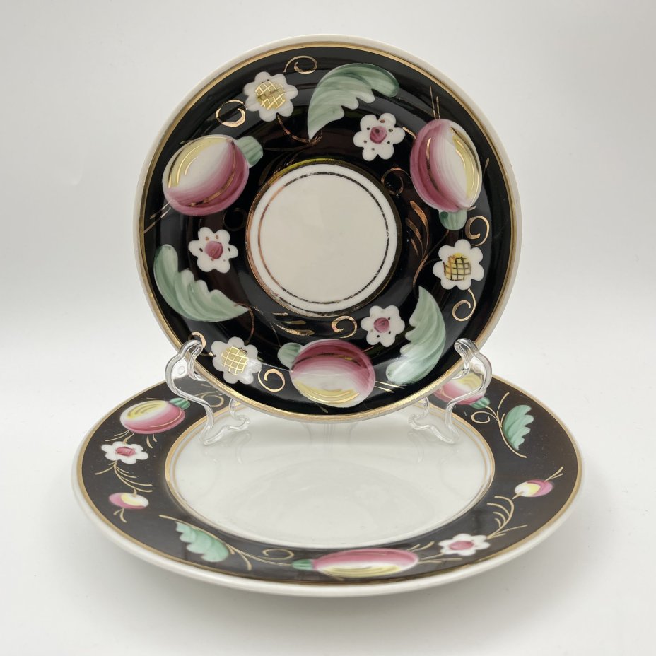 Набор из блюдца и десертной тарелки "Слива", автор А.А.Чекулина, фарфор, крытье, роспись, золочение, Дмитровский фарфоровый завод (ДФЗ Вербилки), СССР, 1954-1965 гг.