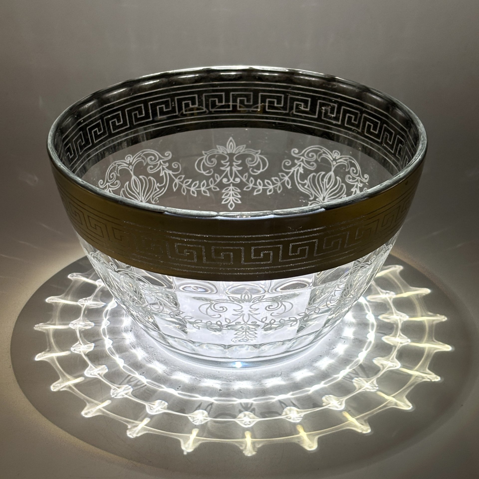 Салатник, украшенный растительным декором, стекло, золочение, Российская Федерация, 2000-2010 гг.