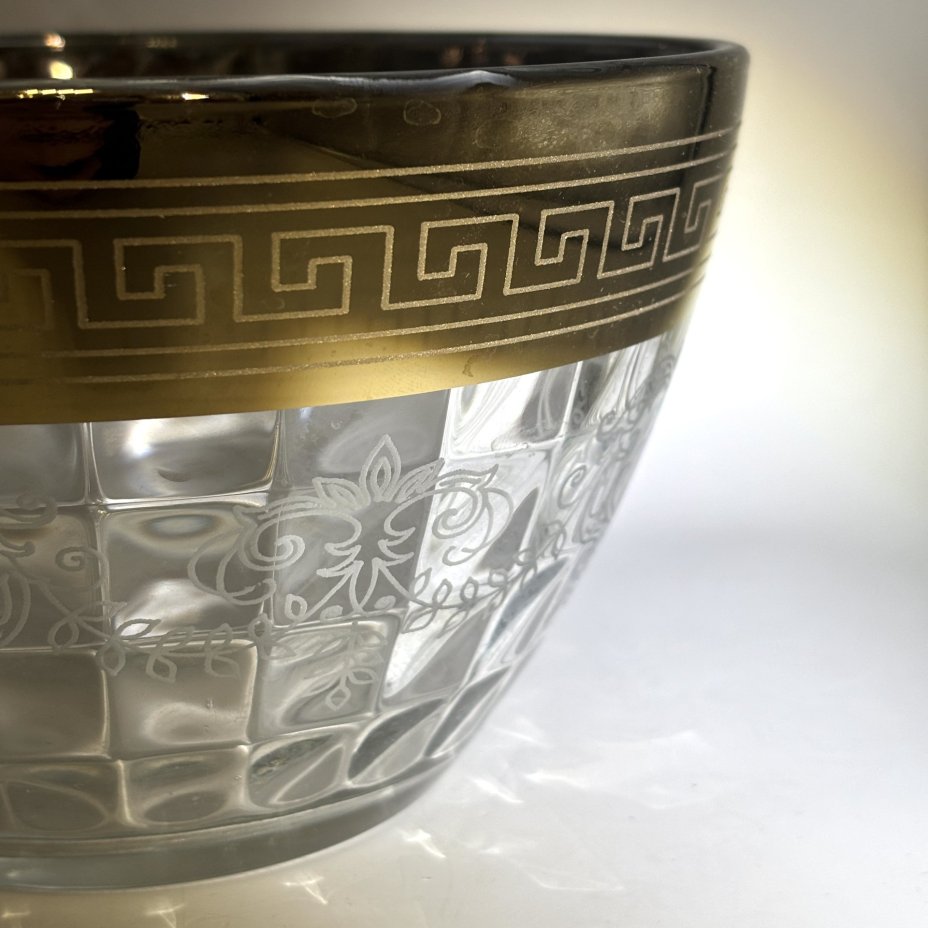 Салатник, украшенный растительным декором