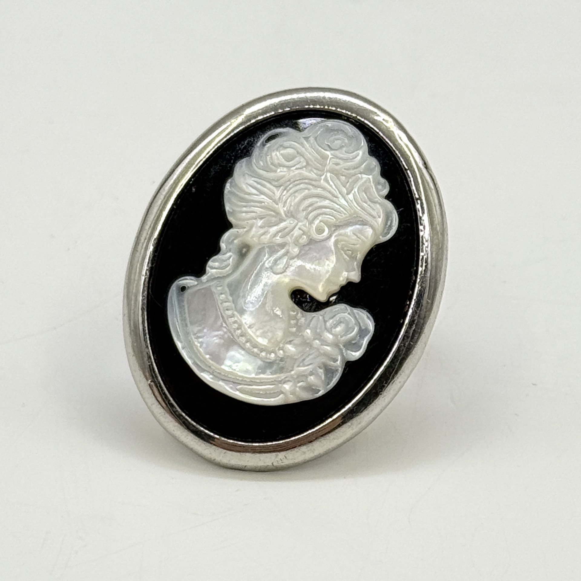 Кольцо с камеей (женский профиль), металл, перламутр, Россия, 2000-2010 гг.
