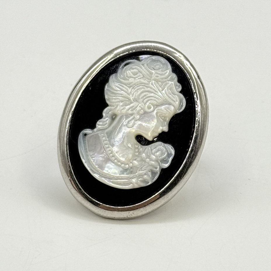 Кольцо с камеей (женский профиль), металл, перламутр, Россия, 2000-2010 гг.