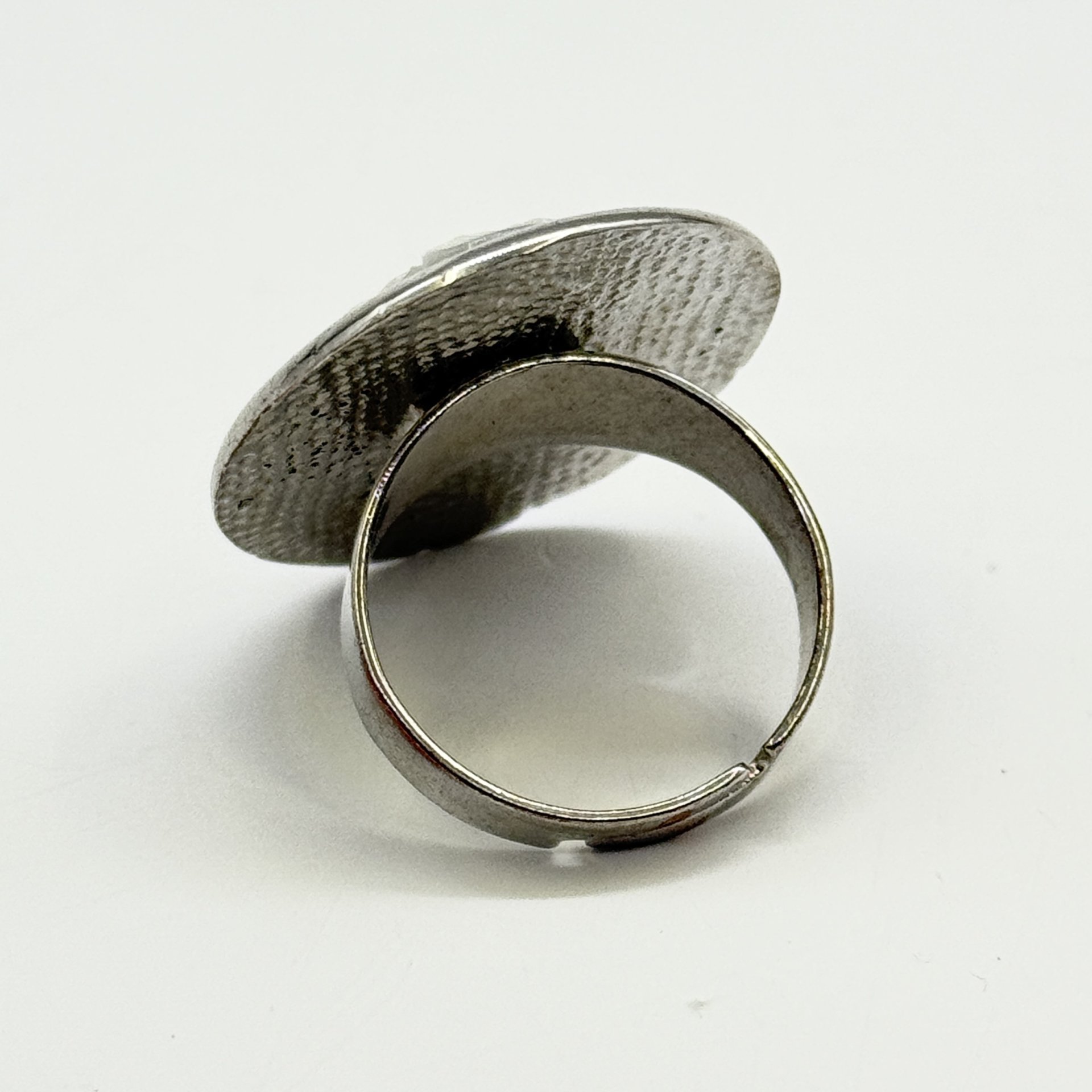 Кольцо с камеей (женский профиль), металл, перламутр, Россия, 2000-2010 гг.