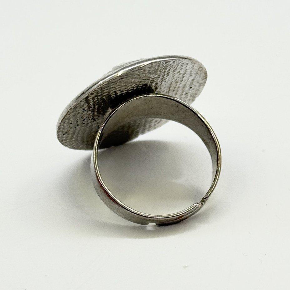 Кольцо с камеей (женский профиль), металл, перламутр, Россия, 2000-2010 гг.