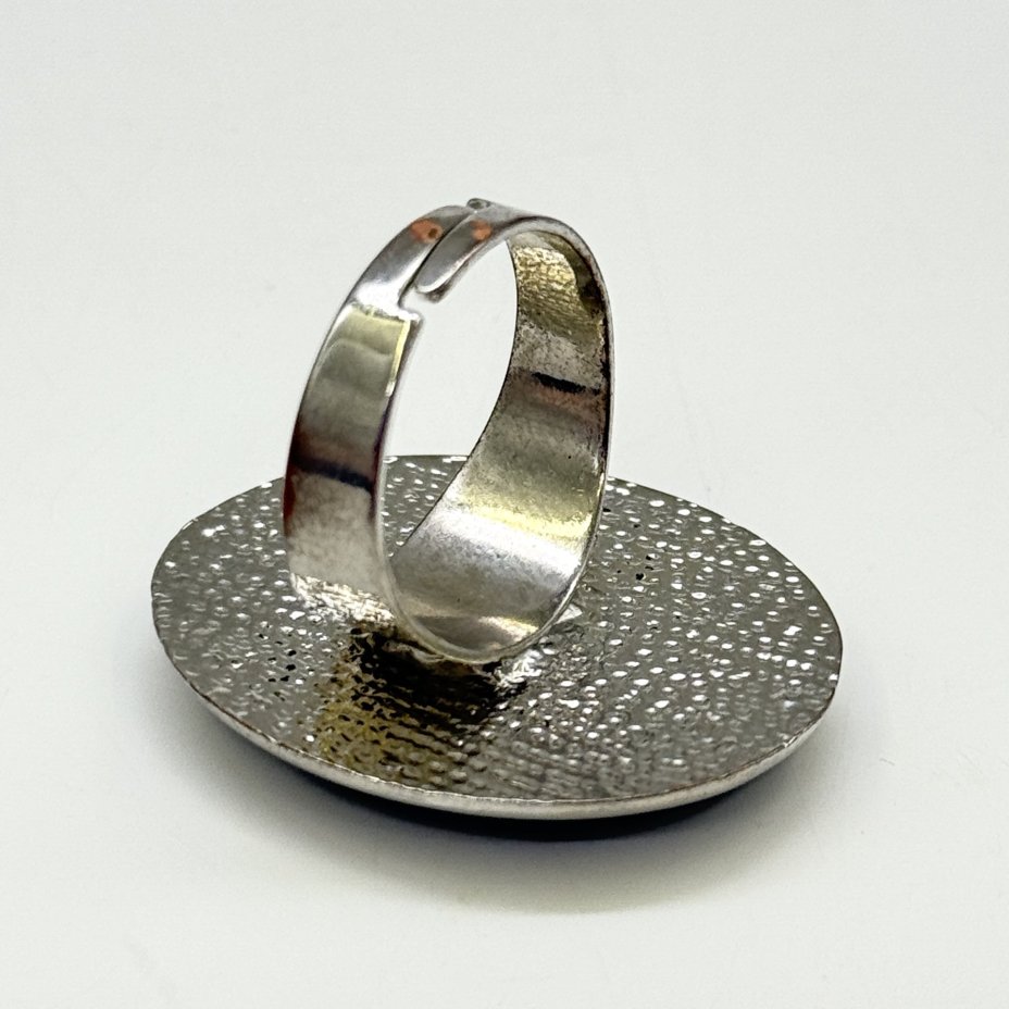 Кольцо с камеей (женский профиль), металл, перламутр, Россия, 2000-2010 гг.