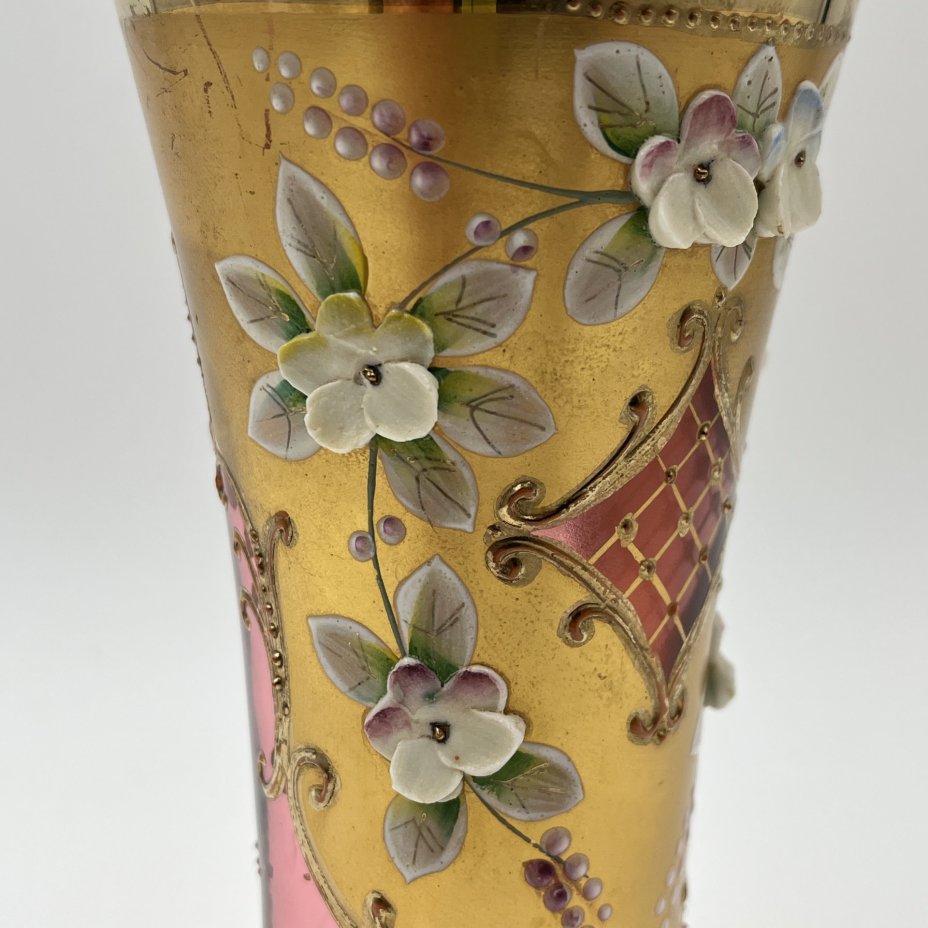 Миниатюрная ваза розового оттенка с лепным цветочным декором, стекло, роспись, мастика, золочение, Bohemia Crystal (Bohemia Glass), Чехословакия, 1970-1990 гг.