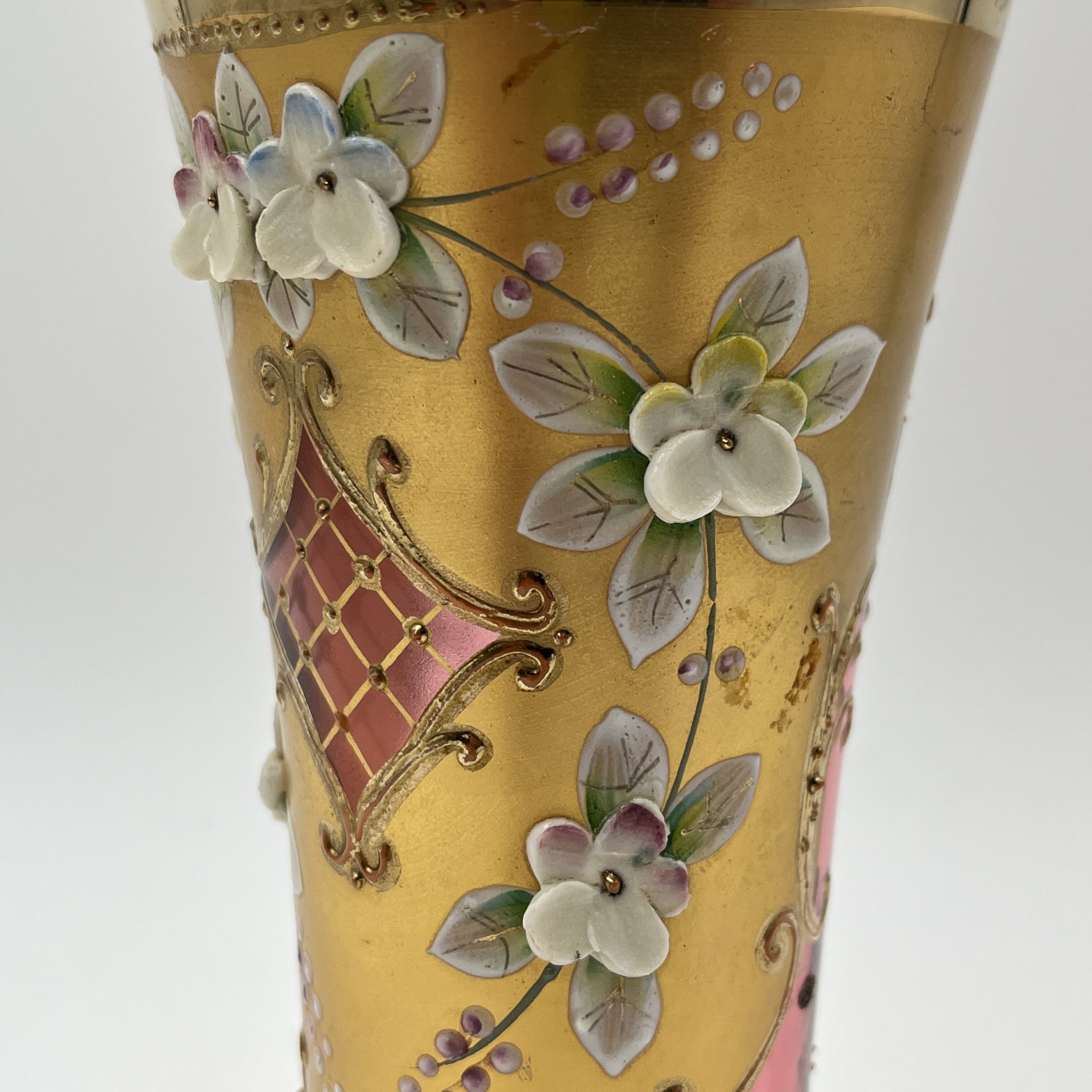 Миниатюрная ваза розового оттенка с лепным цветочным декором, стекло, роспись, мастика, золочение, Bohemia Crystal (Bohemia Glass), Чехословакия, 1970-1990 гг.