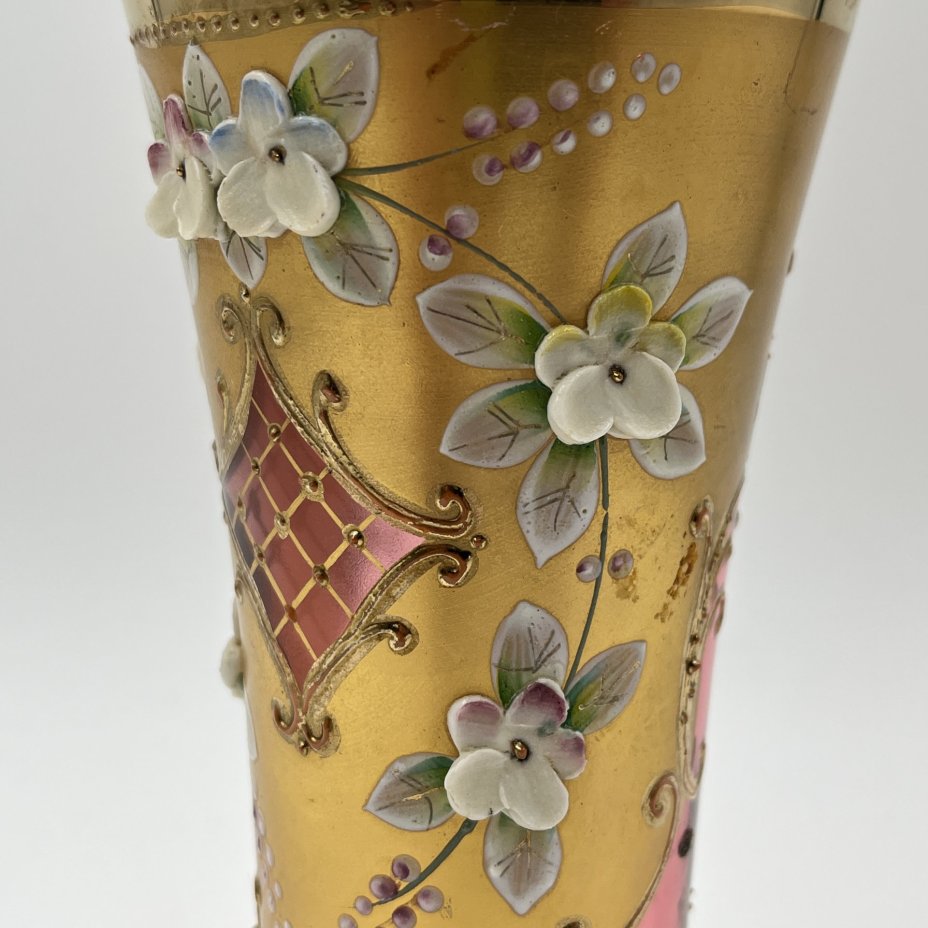 Миниатюрная ваза розового оттенка с лепным цветочным декором, стекло, роспись, мастика, золочение, Bohemia Crystal (Bohemia Glass), Чехословакия, 1970-1990 гг.