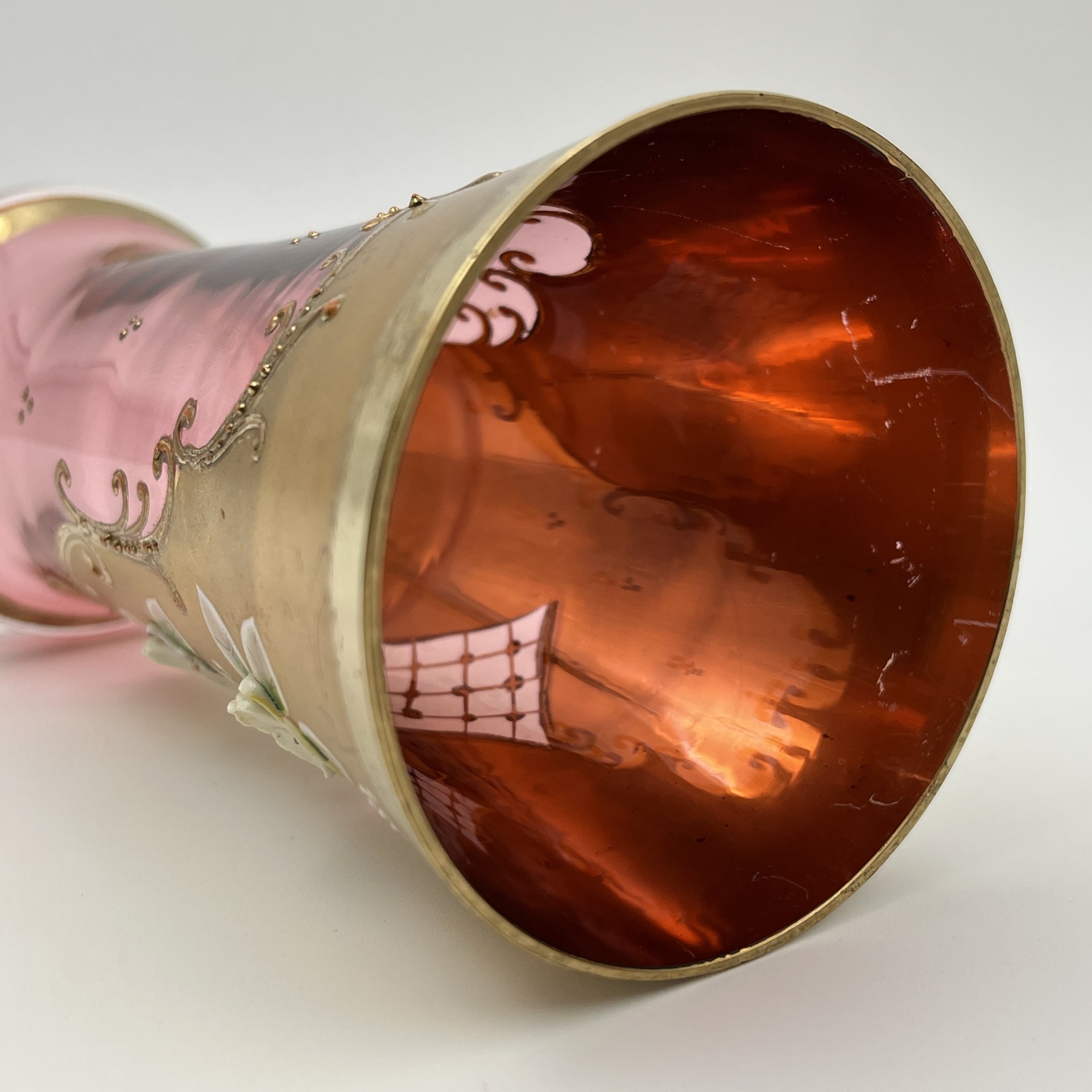 Миниатюрная ваза розового оттенка с лепным цветочным декором, стекло, роспись, мастика, золочение, Bohemia Crystal (Bohemia Glass), Чехословакия, 1970-1990 гг.