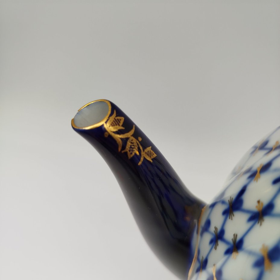 Кофейник "Кобальтовая сетка", автор рисунка А.А. Яцкевич, фарфор, деколь, золочение, Ленинградский фарфоровый завод (ЛФЗ), СССР, 1992-2001 гг.