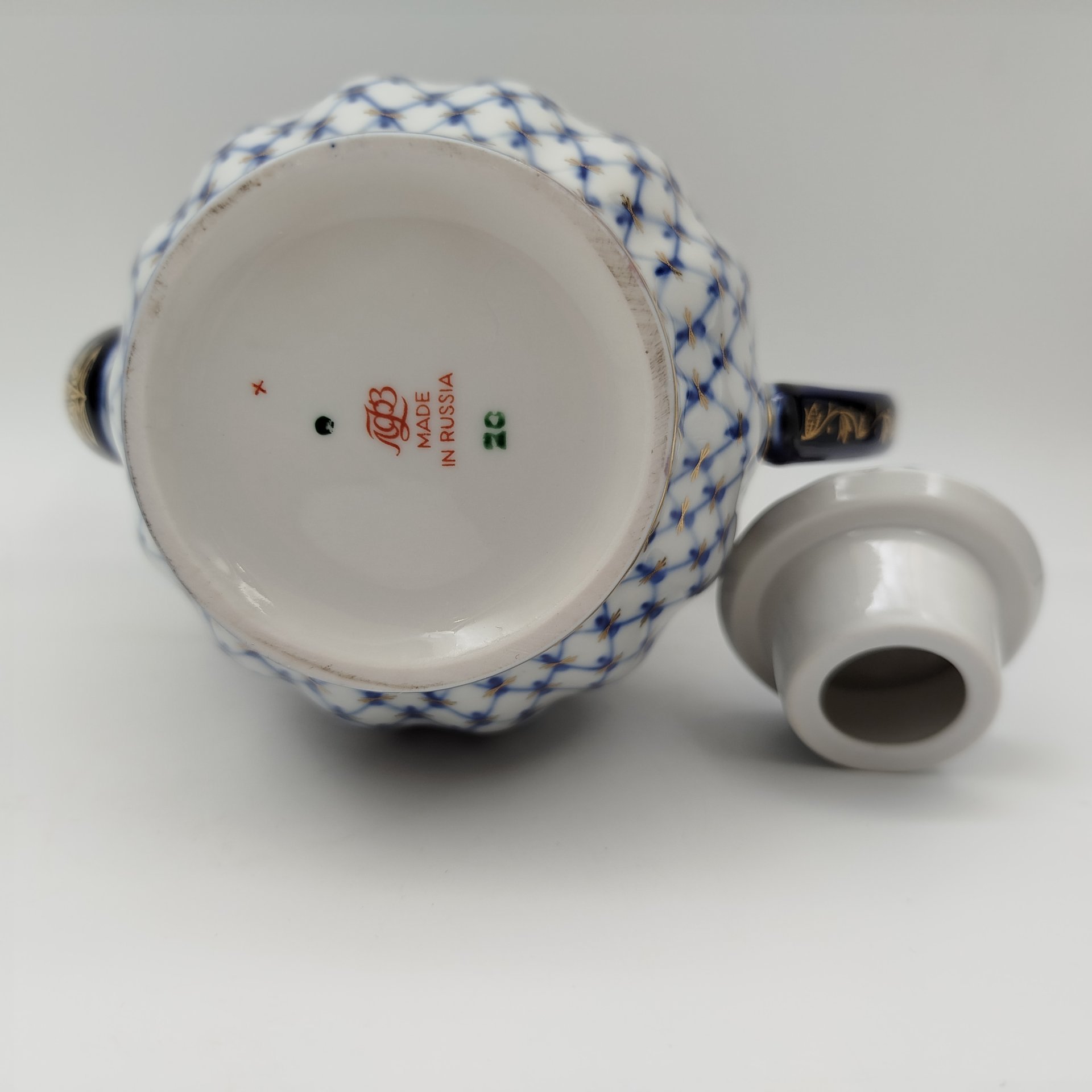 Кофейник "Кобальтовая сетка", автор рисунка А.А. Яцкевич, фарфор, деколь, золочение, Ленинградский фарфоровый завод (ЛФЗ), СССР, 1992-2001 гг.