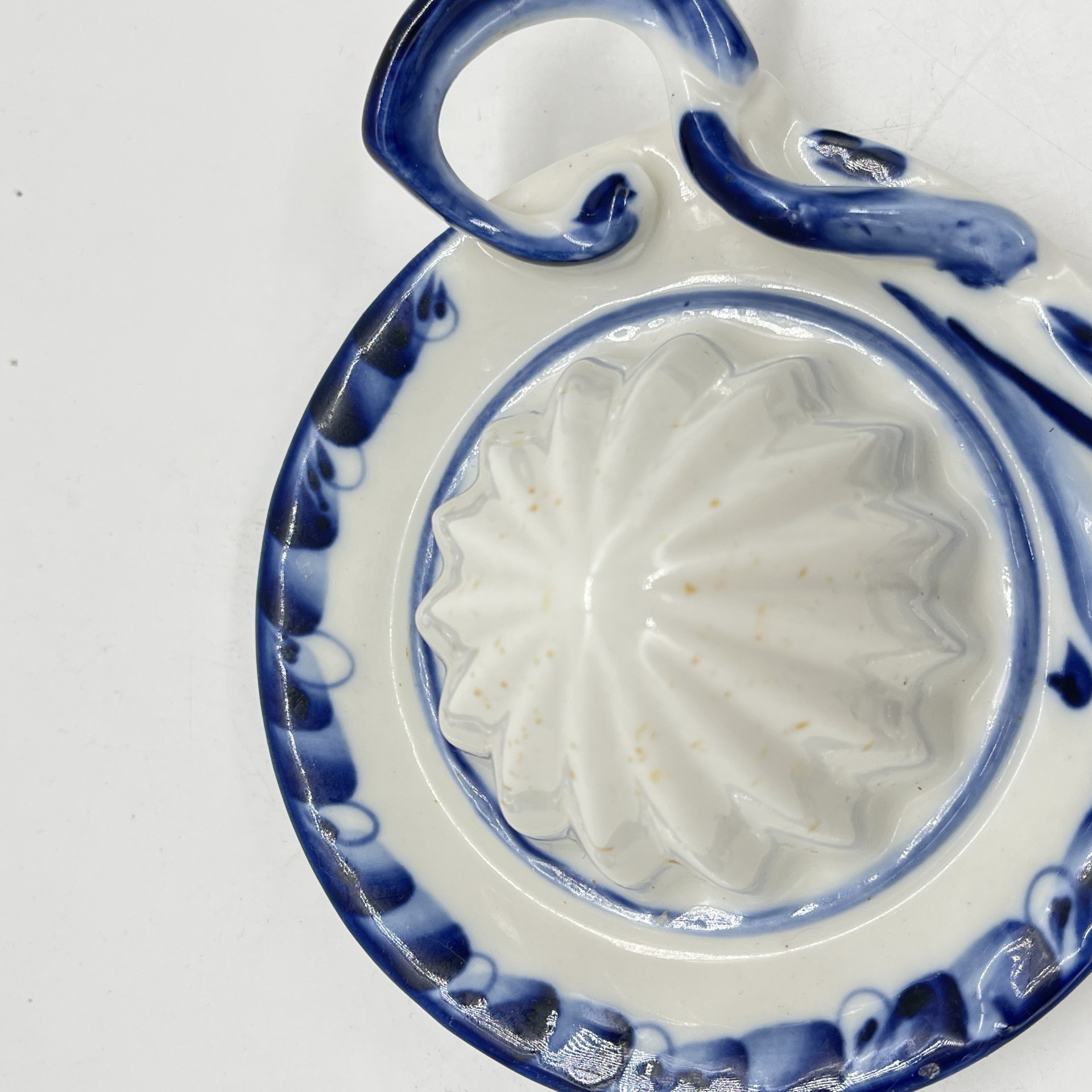 Соковыжималка для цитрусовых фруктов с ручкой и сливом, Гжель