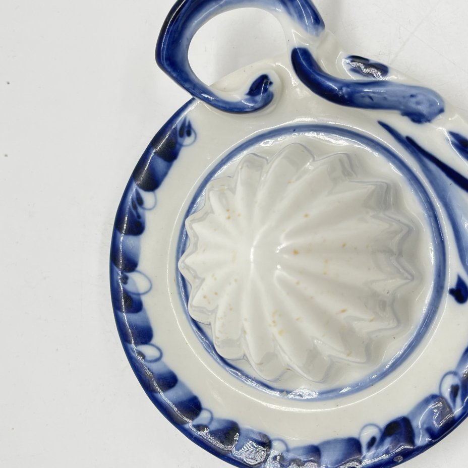 Соковыжималка для цитрусовых фруктов с ручкой и сливом, Гжель