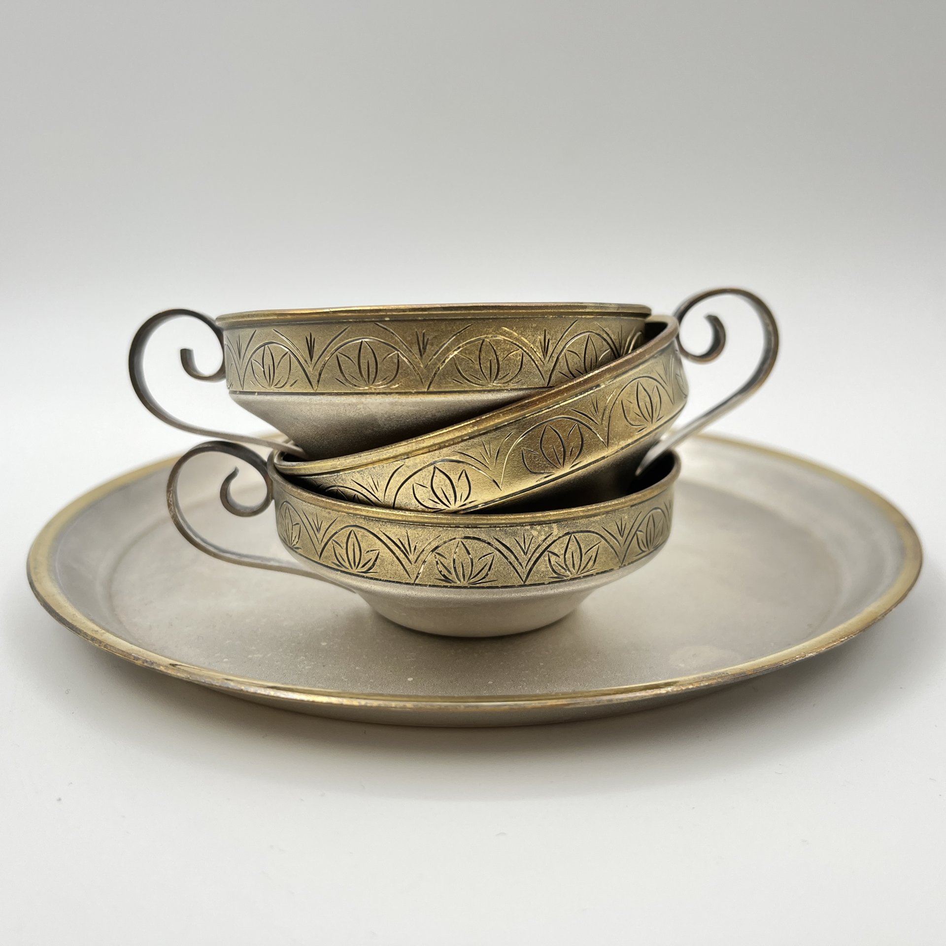 Набор из 3-х кофейных чашек на подносе, мНЦ (медь-никель-цинк), золочение, Артель «Московский ювелир», СССР, 1973 г.