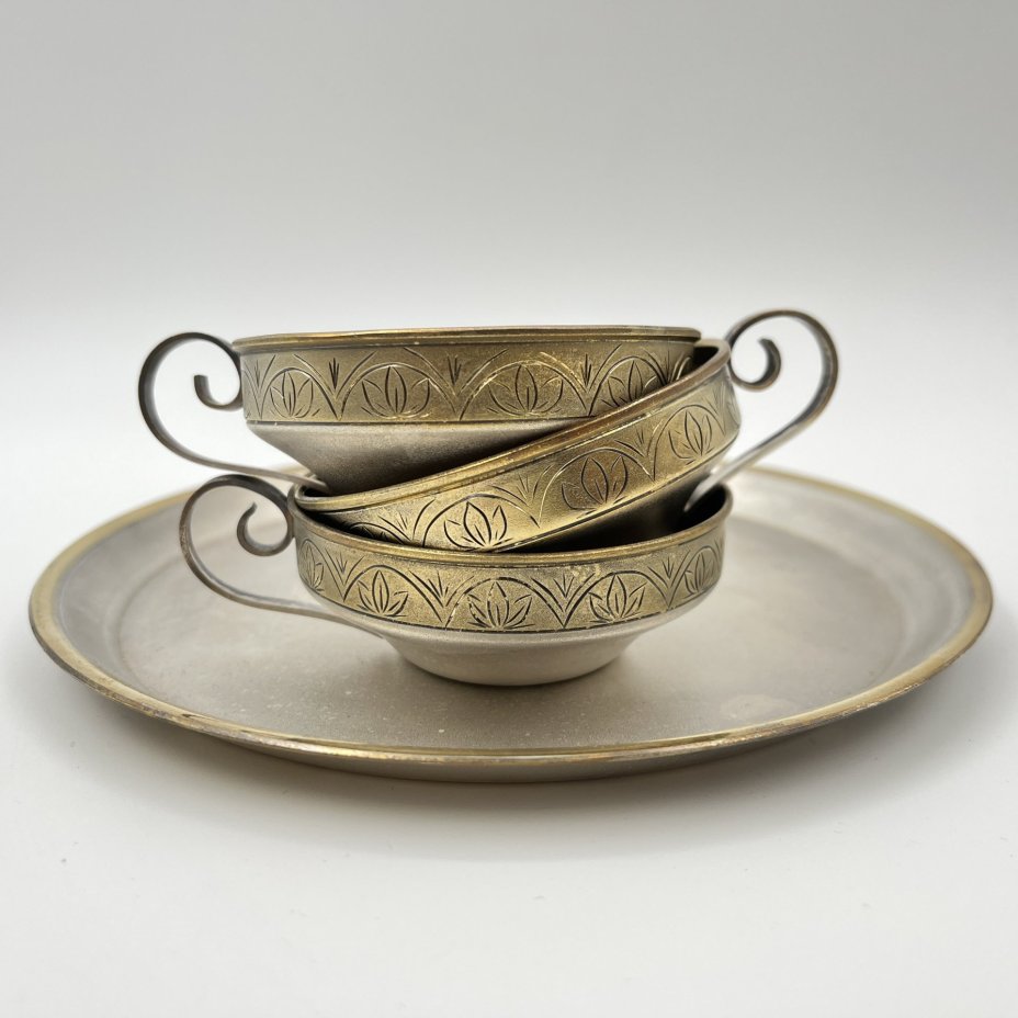 Набор из 3-х кофейных чашек на подносе, мНЦ (медь-никель-цинк), золочение, Артель «Московский ювелир», СССР, 1973 г.