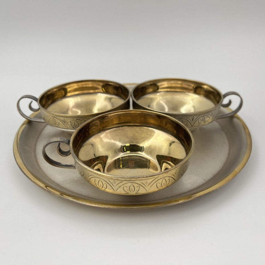 Набор из 3-х кофейных чашек на подносе, мНЦ (медь-никель-цинк), золочение, Артель «Московский ювелир», СССР, 1973 г.