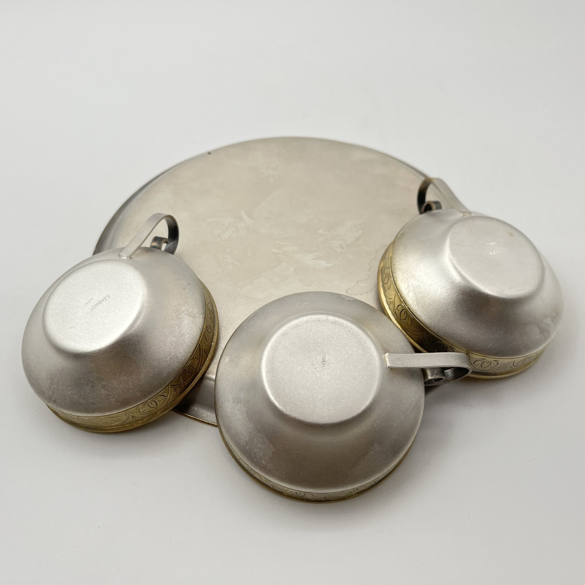 Набор из 3-х кофейных чашек на подносе, мНЦ (медь-никель-цинк), золочение, Артель «Московский ювелир», СССР, 1973 г.