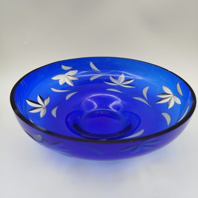 Фруктовница синего цвета с растительным декором, на низкой ножке, цветное стекло, СССР, 1960-1990 гг.