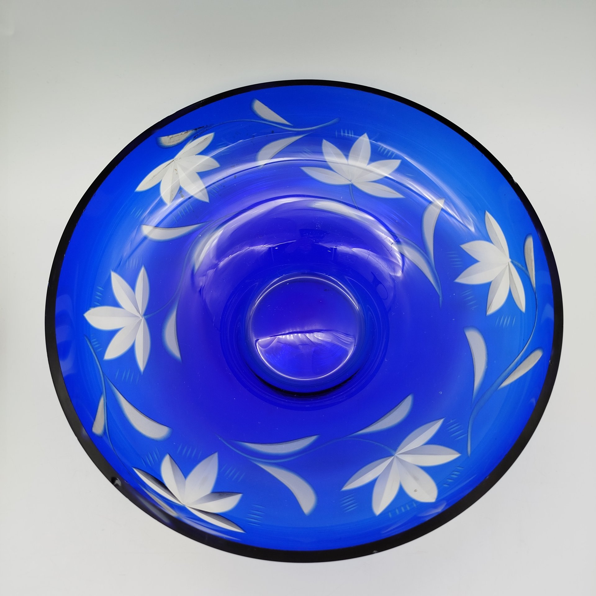 Фруктовница синего цвета с растительным декором, на низкой ножке, цветное стекло, СССР, 1960-1990 гг.