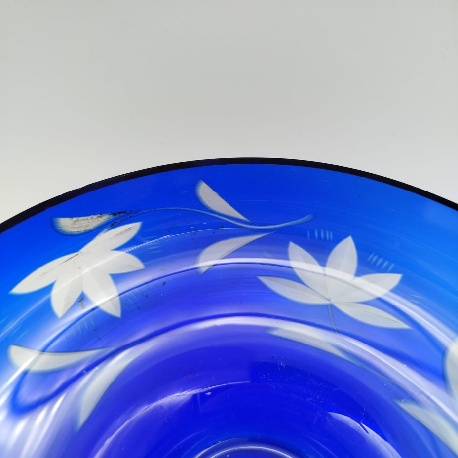 Фруктовница синего цвета с растительным декором, на низкой ножке