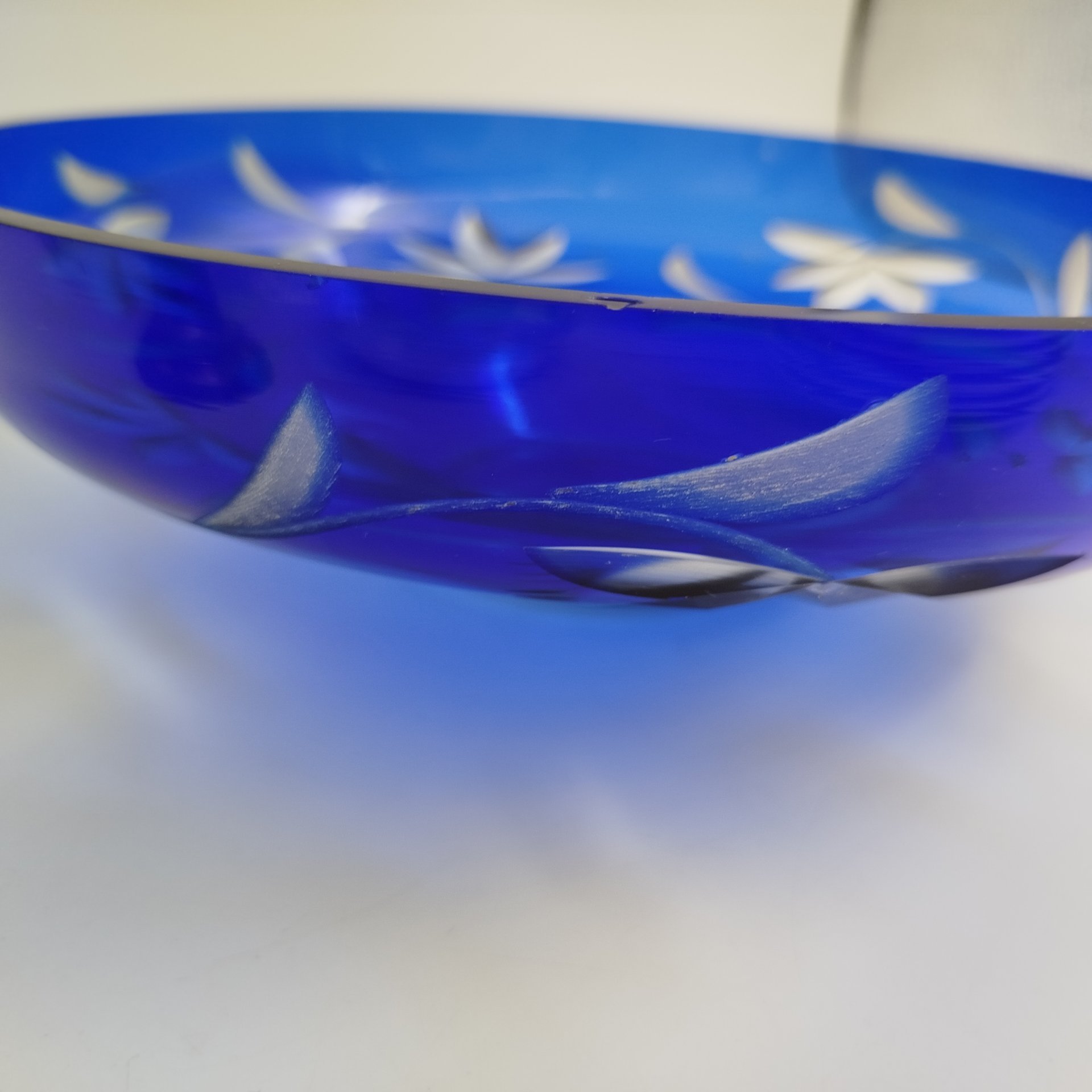 Фруктовница синего цвета с растительным декором, на низкой ножке, цветное стекло, СССР, 1960-1990 гг.