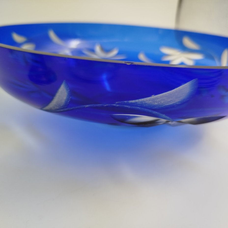 Фруктовница синего цвета с растительным декором, на низкой ножке