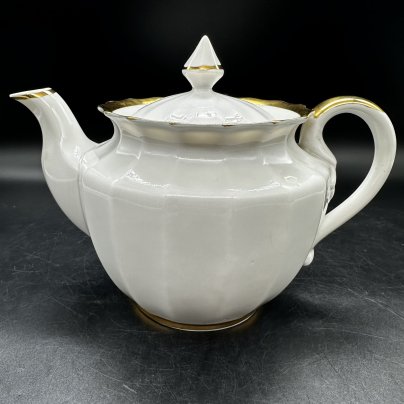 Чайник с рельефным декором, Дмитровский фарфоровый завод (ДФЗ Вербилки)