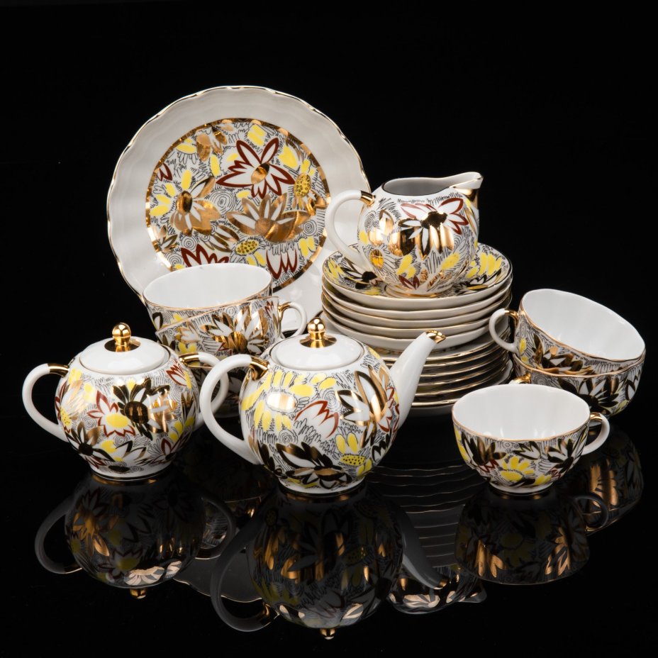 Сервиз чайный "Золотые ромашки" на 6 персон (22 предмета), автор формы Яковлева С.Е., автор рисунка Григорьева Л.И., фарфор, деколь, золочение, Ленинградский фарфоровый завод (ЛФЗ), СССР, 1970-1992 гг.