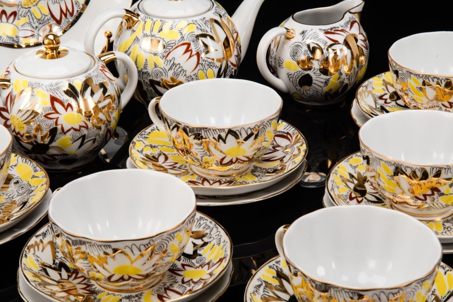 Сервиз чайный "Золотые ромашки" на 6 персон (22 предмета), автор формы Яковлева С.Е., автор рисунка Григорьева Л.И., фарфор, деколь, золочение, Ленинградский фарфоровый завод (ЛФЗ), СССР, 1970-1992 гг.