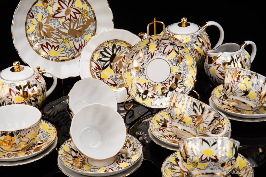Сервиз чайный "Золотые ромашки" на 6 персон (22 предмета), автор формы Яковлева С.Е., автор рисунка Григорьева Л.И., фарфор, деколь, золочение, Ленинградский фарфоровый завод (ЛФЗ), СССР, 1970-1992 гг.