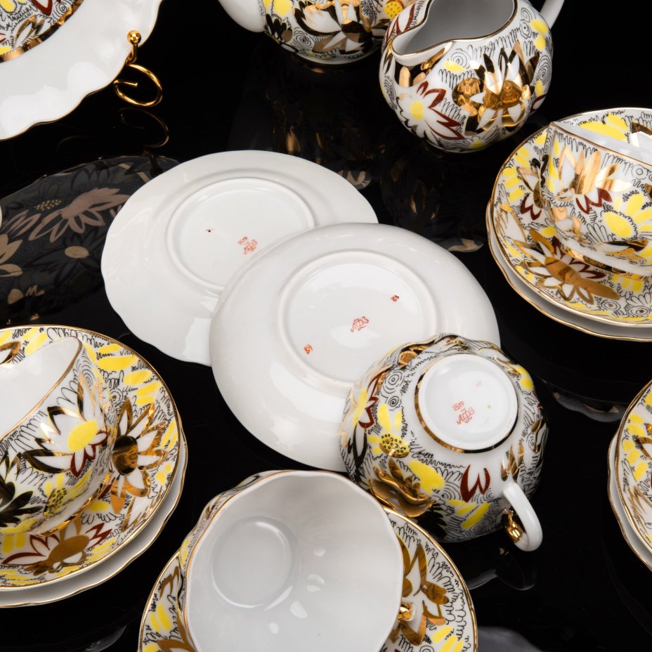 Сервиз чайный "Золотые ромашки" на 6 персон (22 предмета), автор формы Яковлева С.Е., автор рисунка Григорьева Л.И., фарфор, деколь, золочение, Ленинградский фарфоровый завод (ЛФЗ), СССР, 1970-1992 гг.