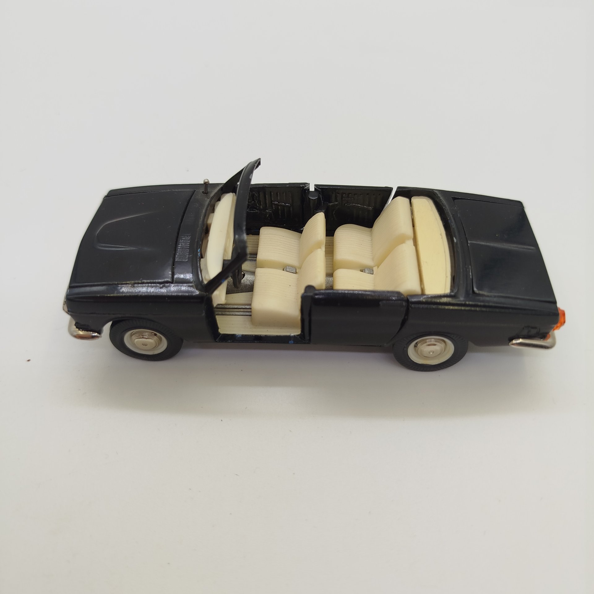 Модель автомобиля "Волга ГАЗ-3102" кабриолет, масштаб 1:43, металл, пластик, СССР, 1970-1980 гг.