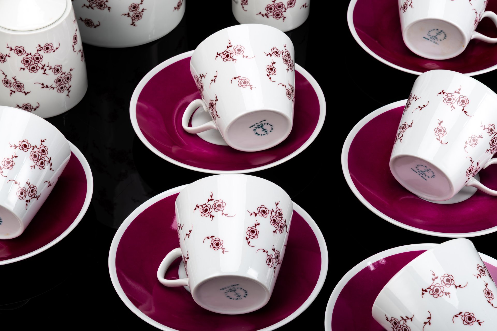 Сервиз чайно-кофейный на 6 персон, украшенный цветочным декором (15 предметов), фарфор, крытье, деколь, Lichte Porzellan (Лихте), ГДР, 1966-1985 гг.