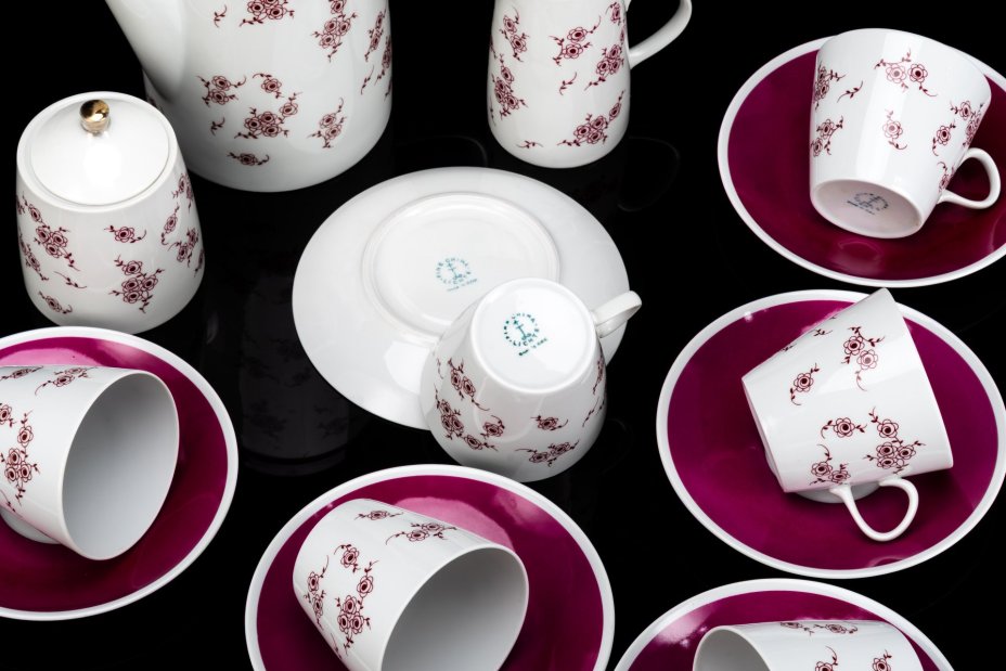 Сервиз чайно-кофейный на 6 персон, украшенный цветочным декором (15 предметов), фарфор, крытье, деколь, Lichte Porzellan (Лихте), ГДР, 1966-1985 гг.