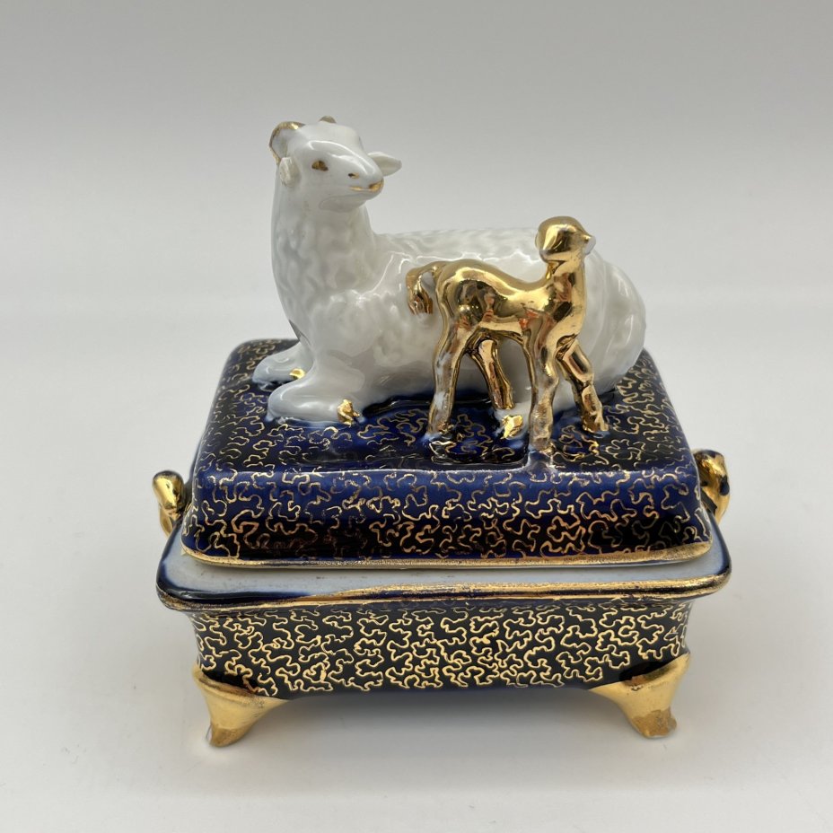 Шкатулка "Овца с ягненком", скульптор Сотников Алексей Георгиевич, художник Леонов Петр Васильевич, фарфор, кобальт, золочение, Дулевский фарфоровый завод (Дулёво), СССР, 1956 г.