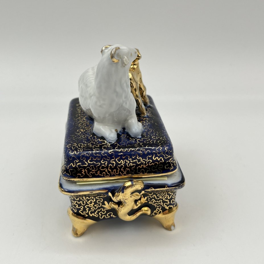 Шкатулка "Овца с ягненком", скульптор Сотников Алексей Георгиевич, художник Леонов Петр Васильевич, фарфор, кобальт, золочение, Дулевский фарфоровый завод (Дулёво), СССР, 1956 г.