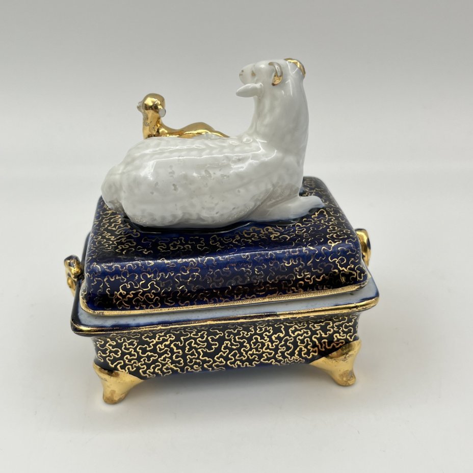Шкатулка "Овца с ягненком", скульптор Сотников Алексей Георгиевич, художник Леонов Петр Васильевич, фарфор, кобальт, золочение, Дулевский фарфоровый завод (Дулёво), СССР, 1956 г.