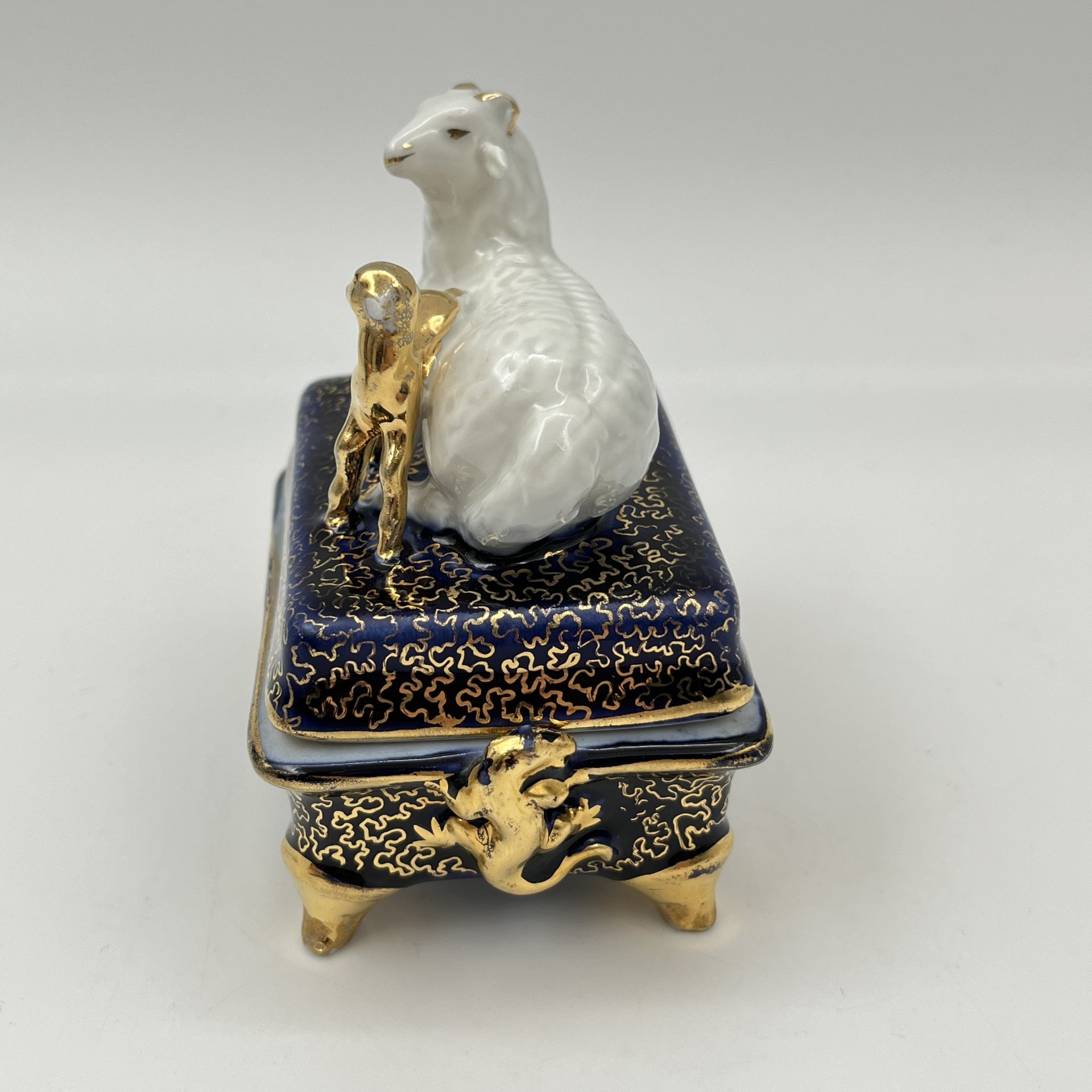 Шкатулка "Овца с ягненком", скульптор Сотников Алексей Георгиевич, художник Леонов Петр Васильевич, фарфор, кобальт, золочение, Дулевский фарфоровый завод (Дулёво), СССР, 1956 г.