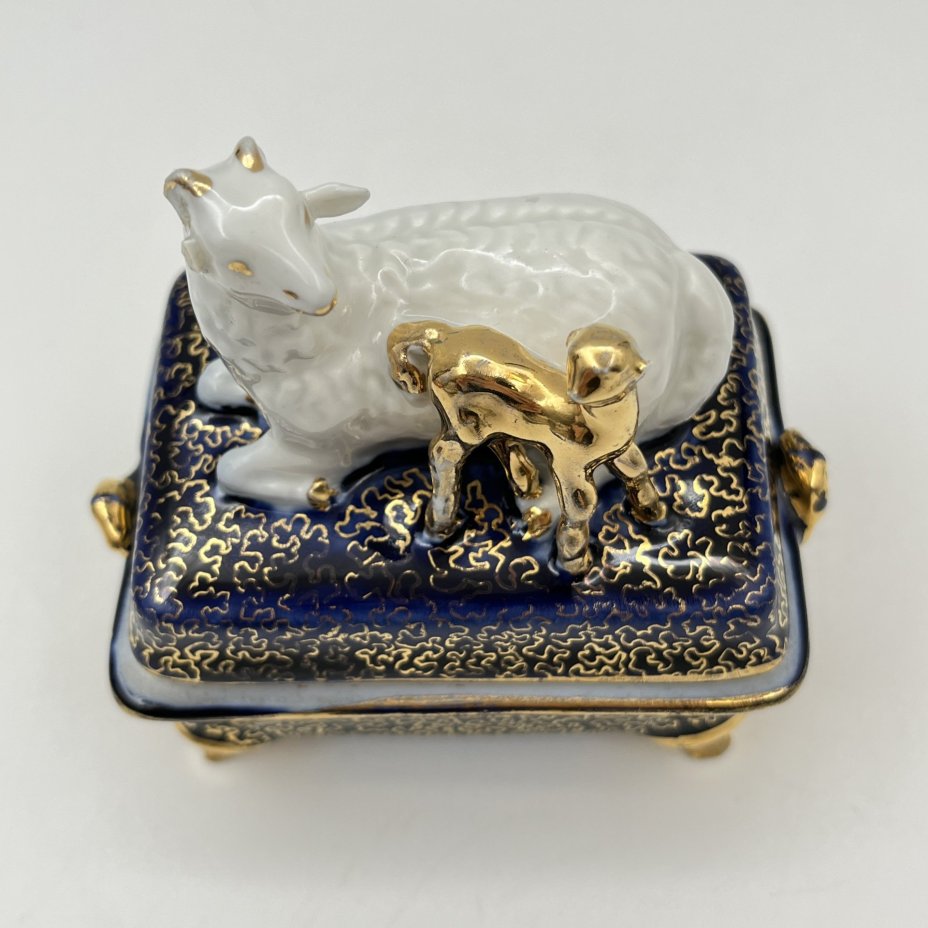 Шкатулка "Овца с ягненком", скульптор Сотников Алексей Георгиевич, художник Леонов Петр Васильевич, фарфор, кобальт, золочение, Дулевский фарфоровый завод (Дулёво), СССР, 1956 г.