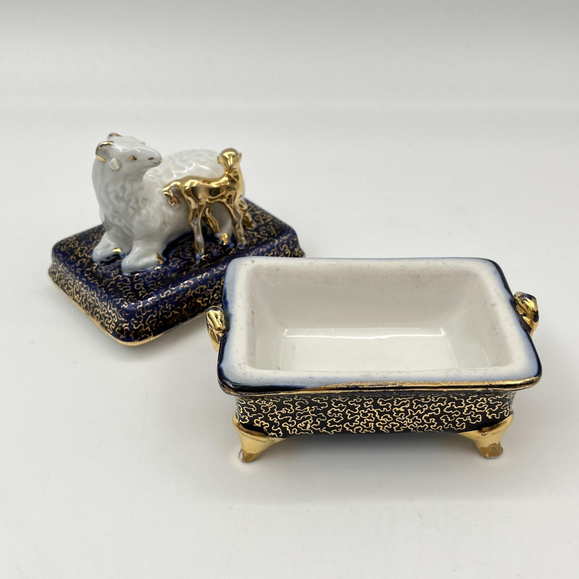Шкатулка "Овца с ягненком", скульптор Сотников Алексей Георгиевич, художник Леонов Петр Васильевич, фарфор, кобальт, золочение, Дулевский фарфоровый завод (Дулёво), СССР, 1956 г.