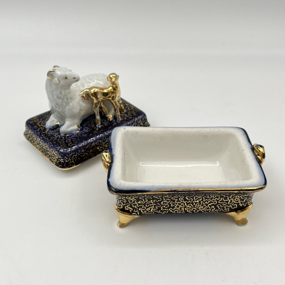 Шкатулка "Овца с ягненком", скульптор Сотников Алексей Георгиевич, художник Леонов Петр Васильевич, фарфор, кобальт, золочение, Дулевский фарфоровый завод (Дулёво), СССР, 1956 г.