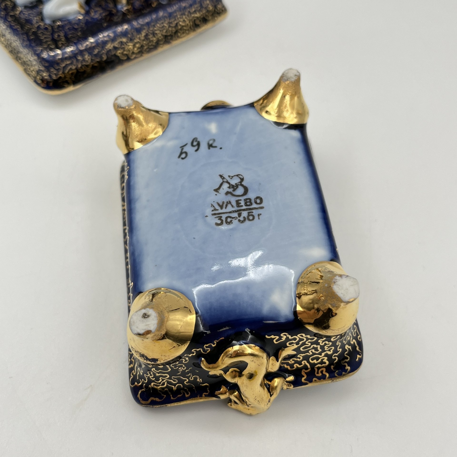 Шкатулка "Овца с ягненком", скульптор Сотников Алексей Георгиевич, художник Леонов Петр Васильевич, фарфор, кобальт, золочение, Дулевский фарфоровый завод (Дулёво), СССР, 1956 г.