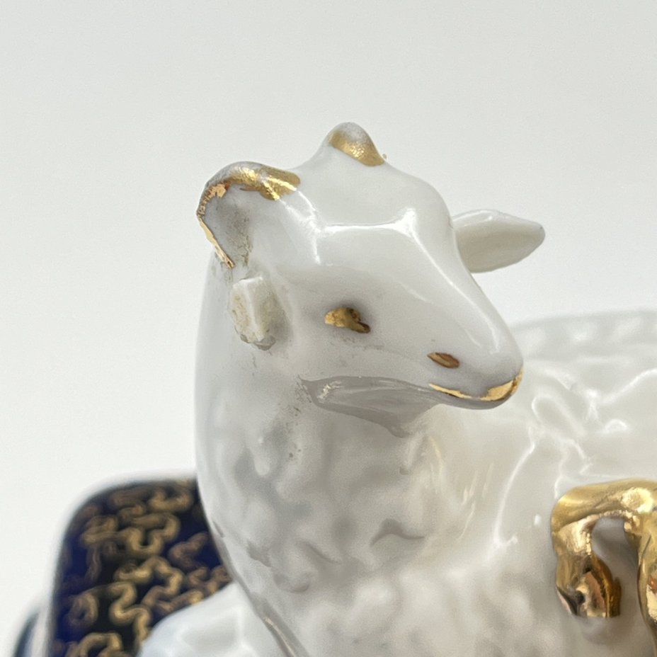 Шкатулка "Овца с ягненком", скульптор Сотников Алексей Георгиевич, художник Леонов Петр Васильевич, фарфор, кобальт, золочение, Дулевский фарфоровый завод (Дулёво), СССР, 1956 г.